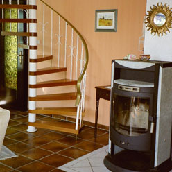 Der Kamin im Wohnzimmer und Treppenaufgang